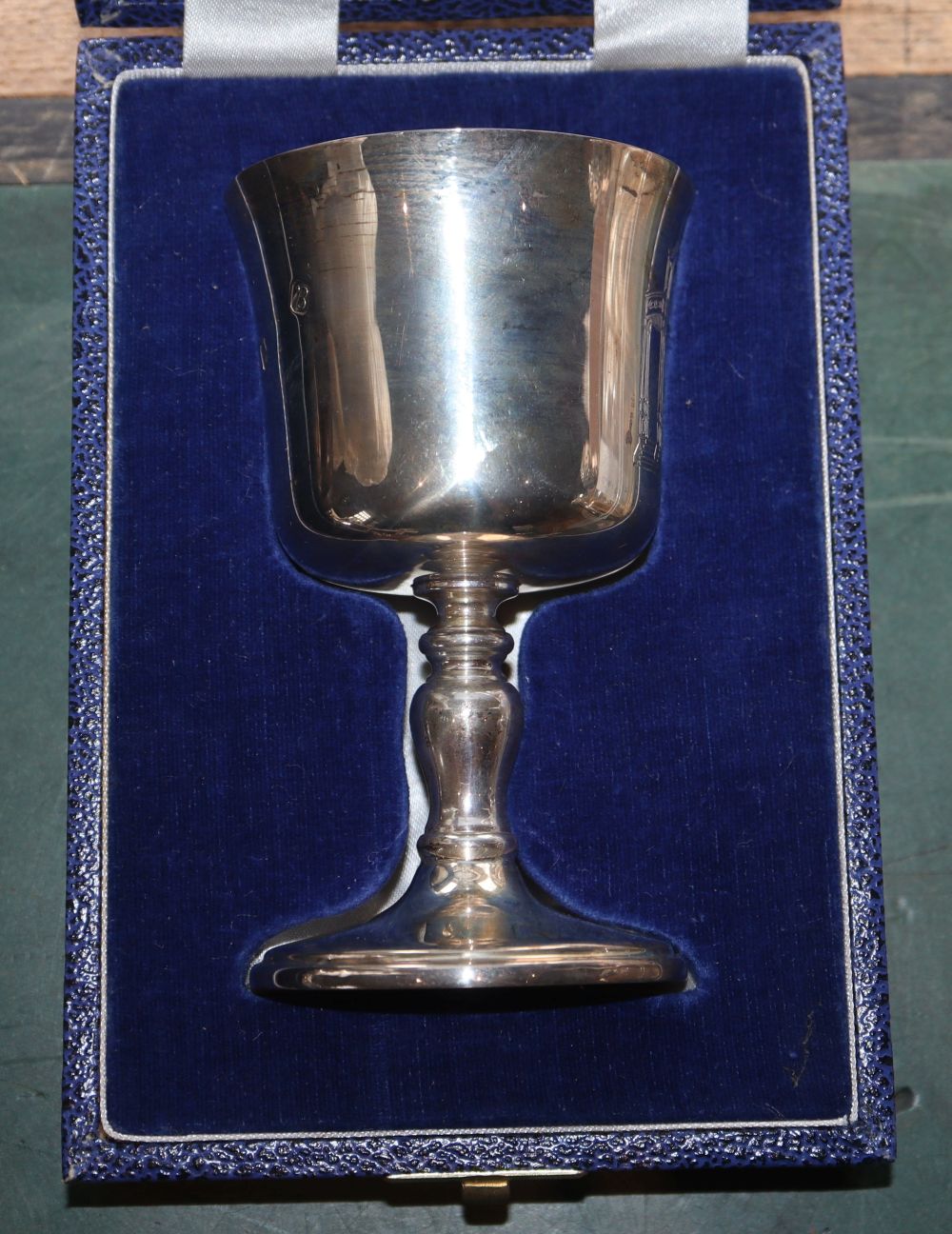 A cased modern silver christening goblet, engraved with a monument?, Courtman Silver Ltd, London, 1976, 11.9cm, 7.5 oz.